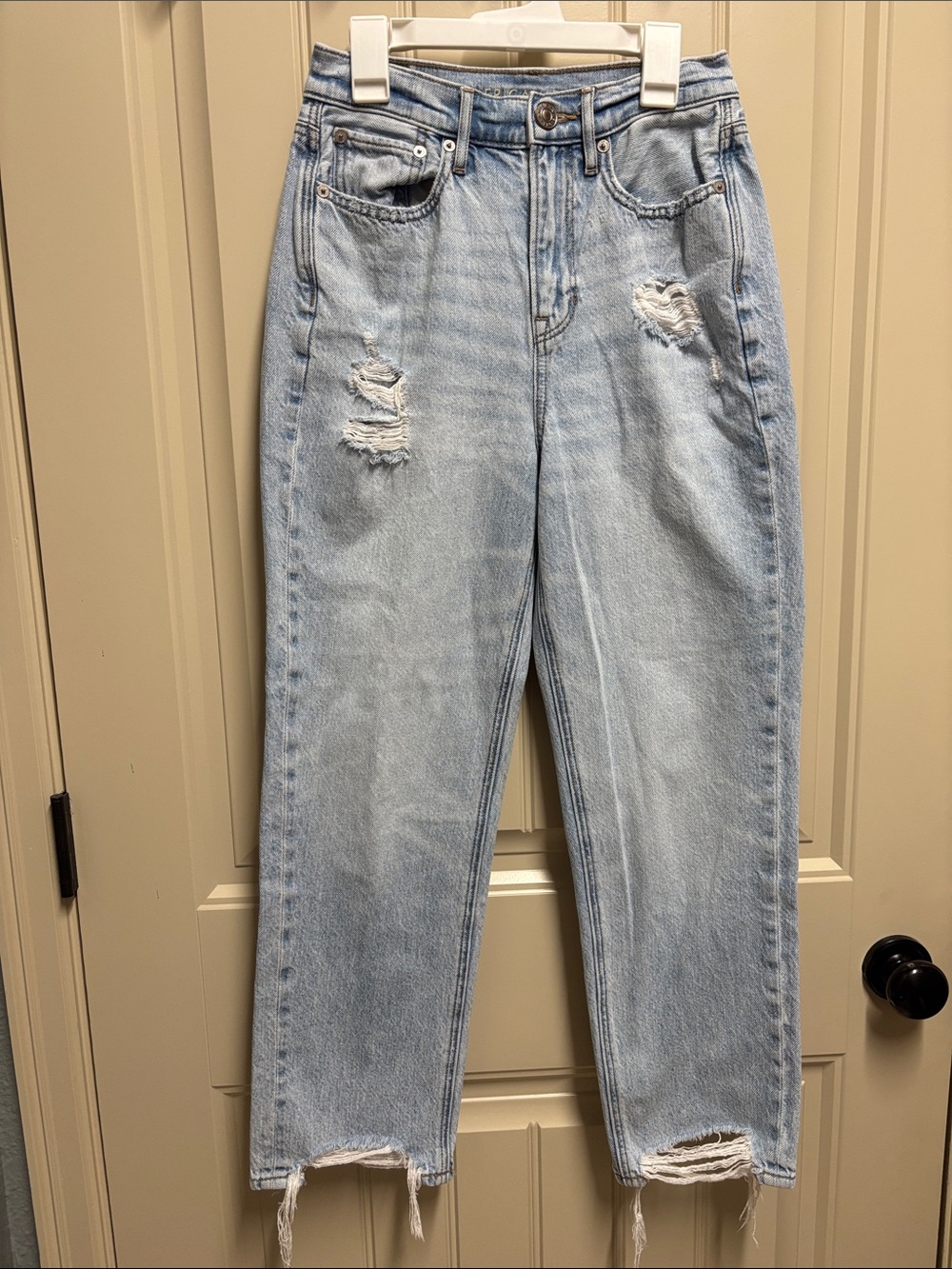 American Eagle Light Wash Distressed Women’s Jeans